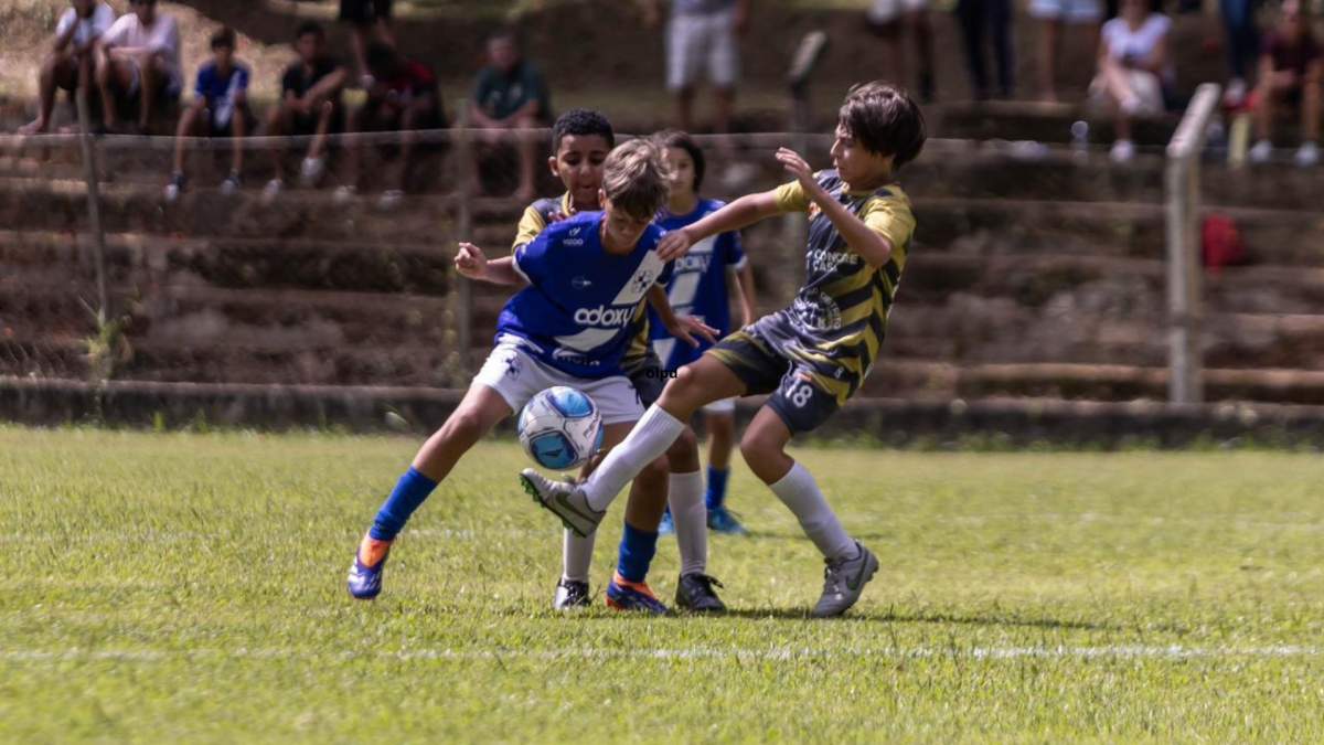 Carangola e Vera Cruz confirmam as melhores campanhas na fase de classifica��o e v�o decidir o t�tulo municipal de futebol sub 11